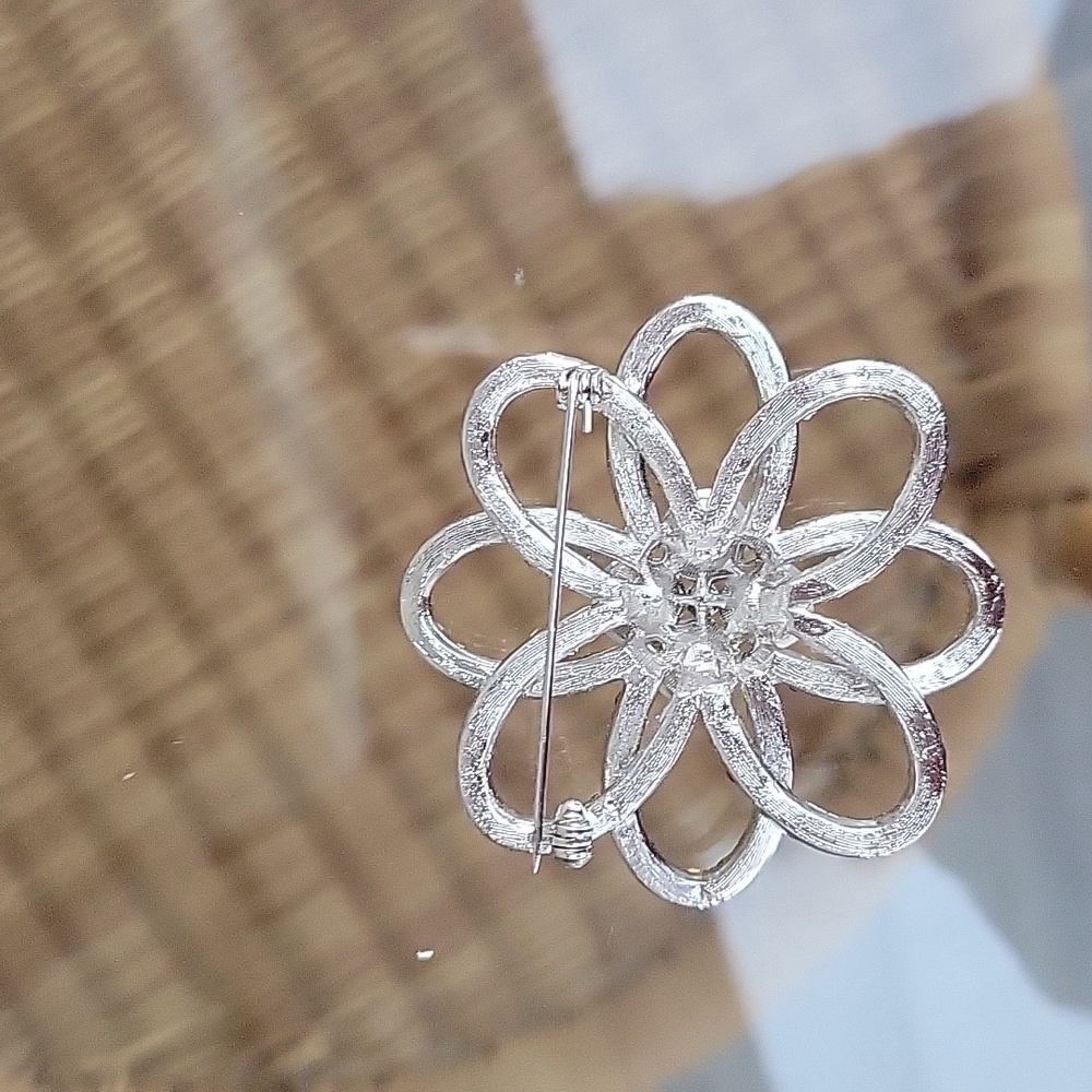 Vintage rhinestone flower pin - Picture 4 of 4